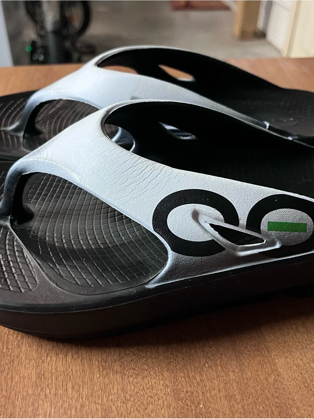 OOFOS Comfort Recovery Flip Sandals